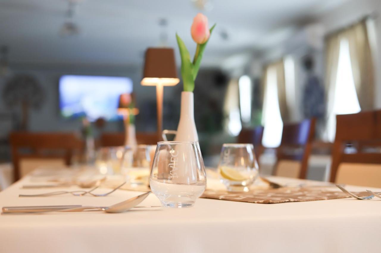 Valla Penzion & Restauracia Malacky Bagian luar foto