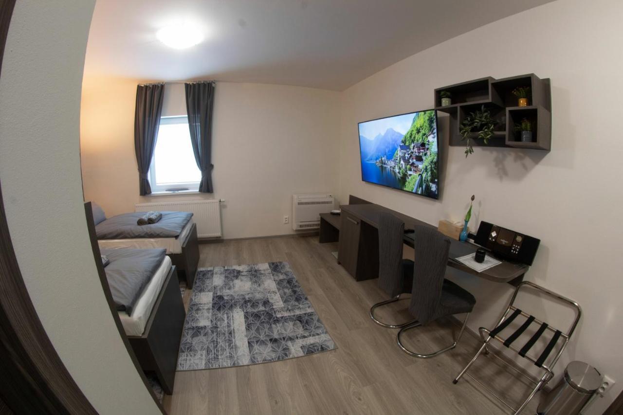 Valla Penzion & Restauracia Malacky Bagian luar foto