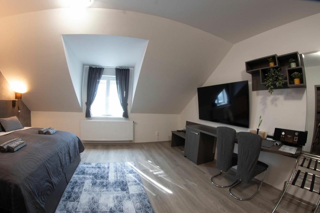 Valla Penzion & Restauracia Malacky Bagian luar foto